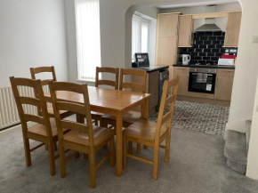 Comfy 3 Bed House Bootle close to Docks